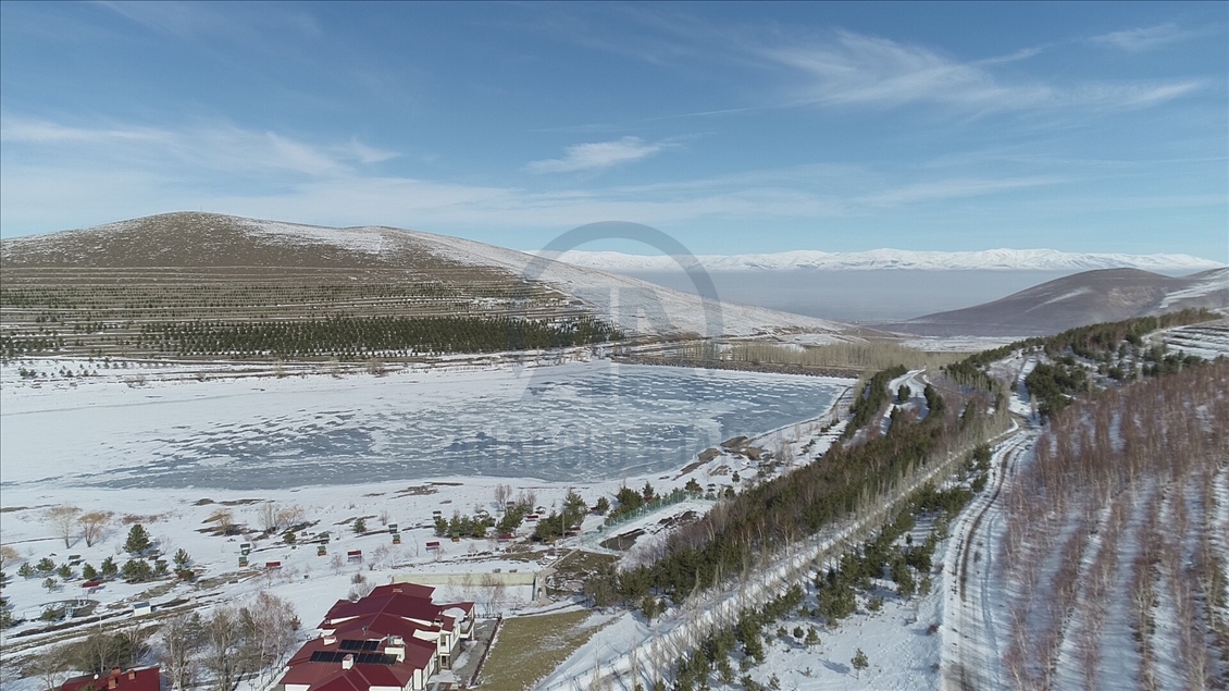 Erzurum'da buz tutan Tekederesi Göleti kışın bir başka güzel