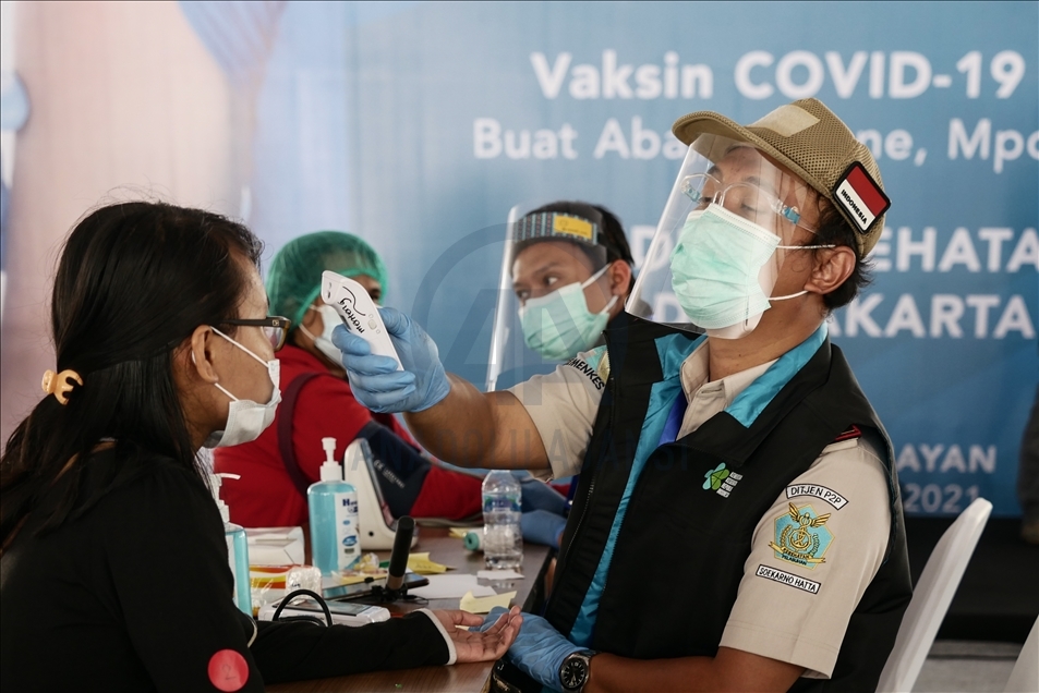 Vaksinasi Covid-19 massal untuk tenaga kesehatan Indonesia