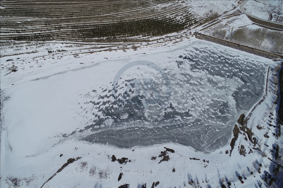 Erzurum'da buz tutan Tekederesi Göleti kışın bir başka güzel