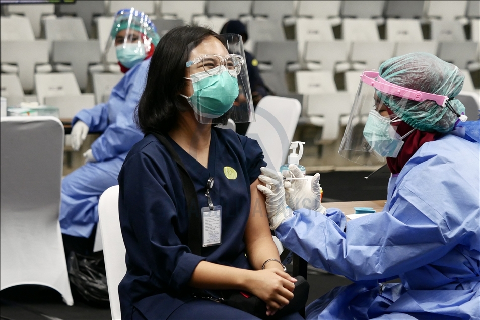 Vaksinasi Covid-19 massal untuk tenaga kesehatan Indonesia