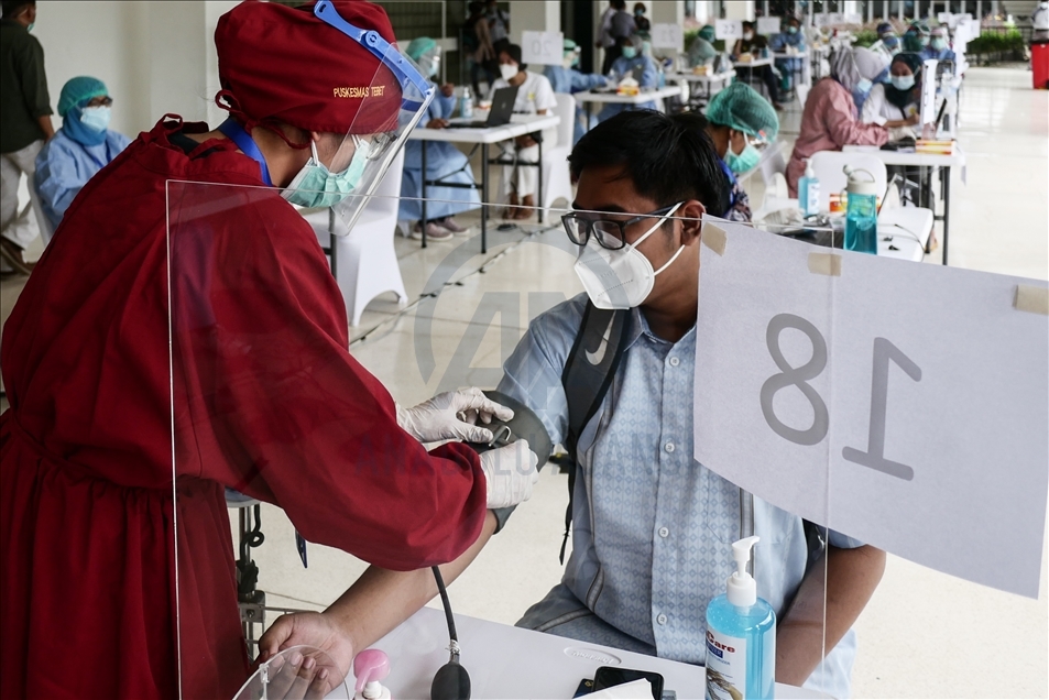 Vaksinasi Covid-19 massal untuk tenaga kesehatan Indonesia