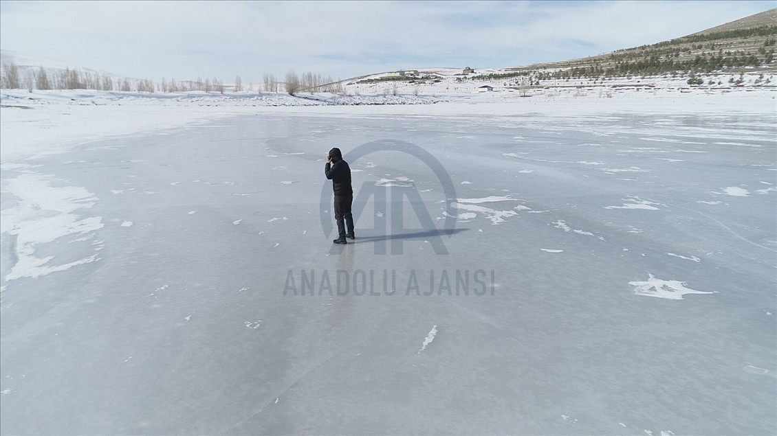 Erzurum'da buz tutan Tekederesi Göleti kışın bir başka güzel