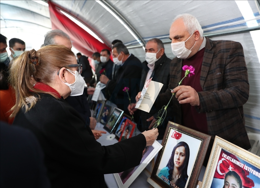Ticaret Bakanı Ruhsar Pekcan, Diyarbakır annelerini ziyaret etti