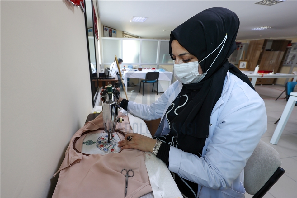 Urartu motifleriyle hazırlanan kadın kıyafetleri defileyle tanıtılacak