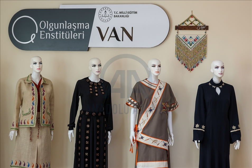 Urartu motifleriyle hazırlanan kadın kıyafetleri defileyle tanıtılacak