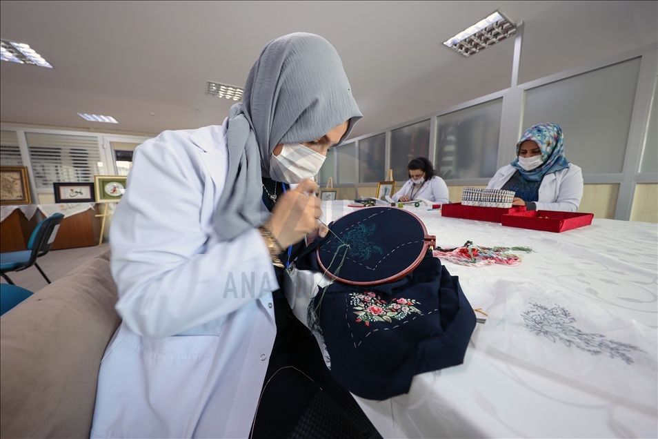 Urartu motifleriyle hazırlanan kadın kıyafetleri defileyle tanıtılacak