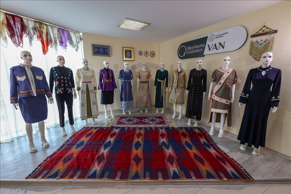 Urartu motifleriyle hazırlanan kadın kıyafetleri defileyle tanıtılacak