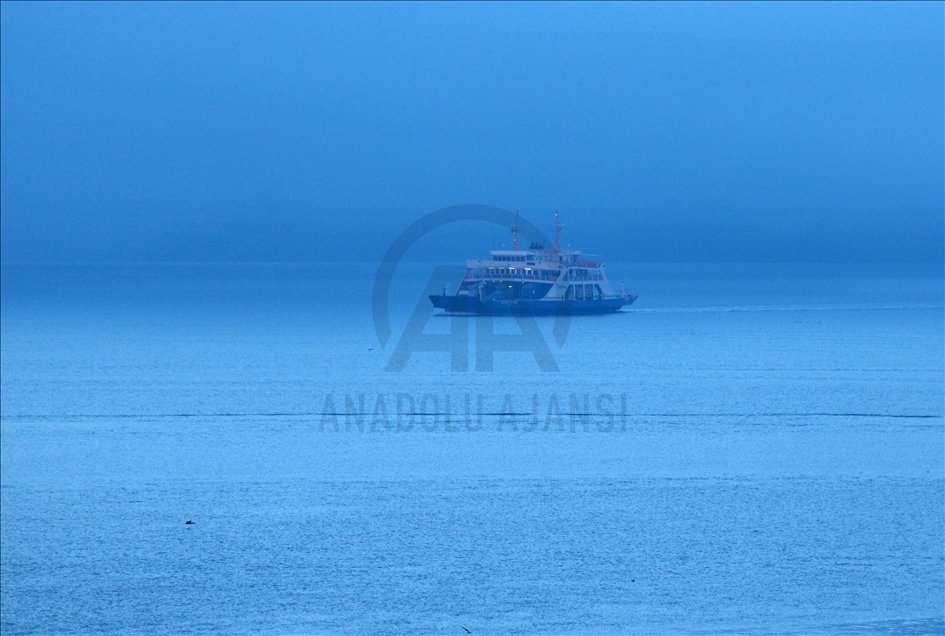 Çanakkale Boğazı yoğun sis nedeniyle çift yönlü transit gemi geçişlerine kapatıldı