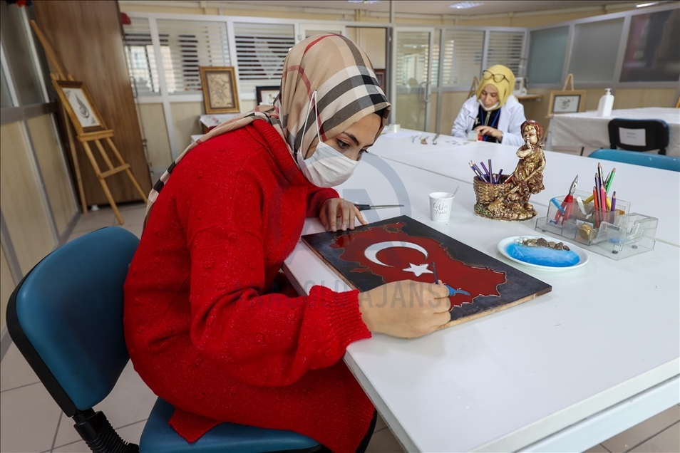 Urartu motifleriyle hazırlanan kadın kıyafetleri defileyle tanıtılacak