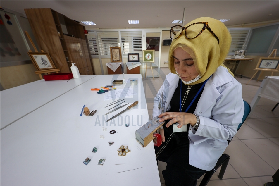 Urartu motifleriyle hazırlanan kadın kıyafetleri defileyle tanıtılacak