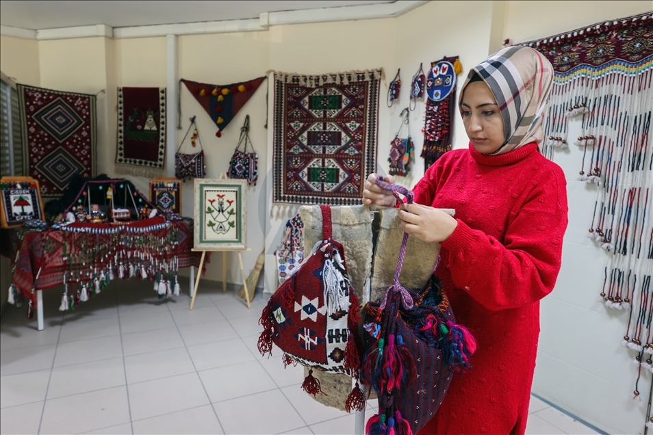 Urartu motifleriyle hazırlanan kadın kıyafetleri defileyle tanıtılacak
