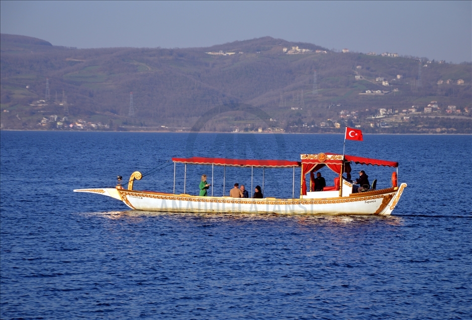 Kısıtlamadan muaf olan turistler Sapanca'da güzel havanın tadını çıkardı