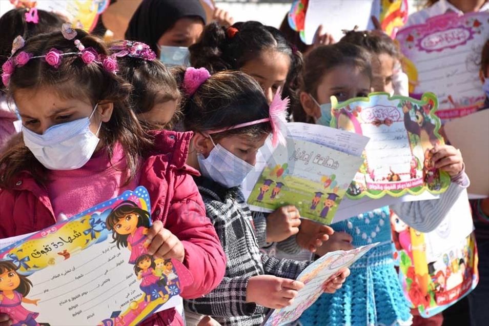 تسلم طلاب المدارس في منطقة "نبع الس