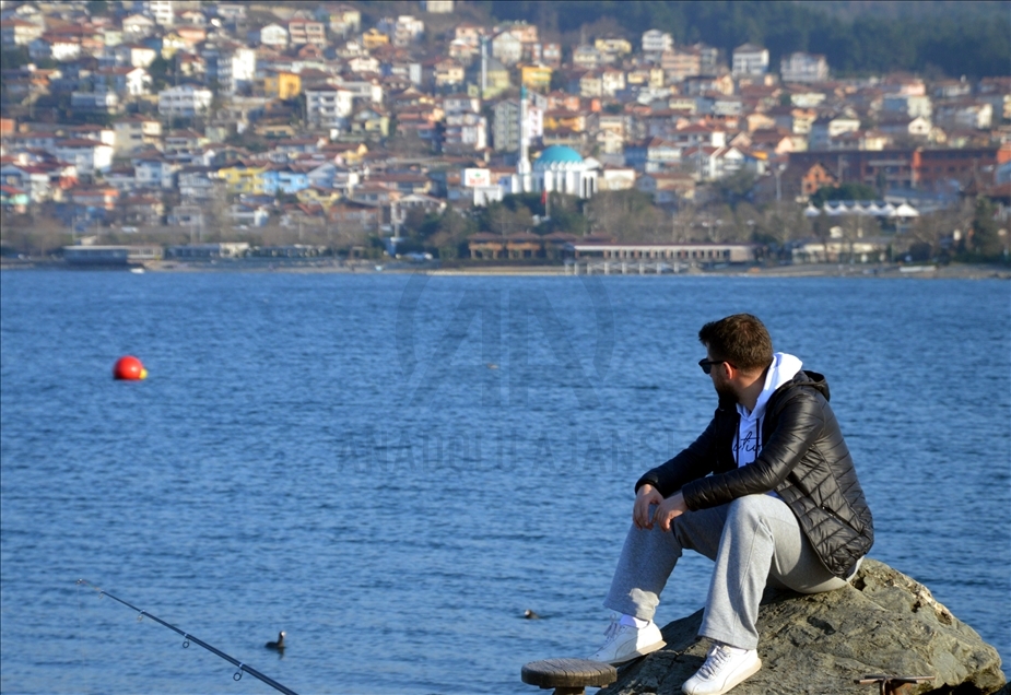 Kısıtlamadan muaf olan turistler Sapanca'da güzel havanın tadını çıkardı