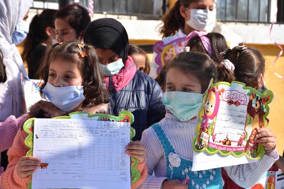 تسلم طلاب المدارس في منطقة "نبع الس