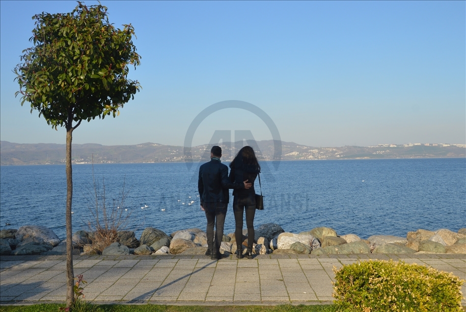 Kısıtlamadan muaf olan turistler Sapanca'da güzel havanın tadını çıkardı