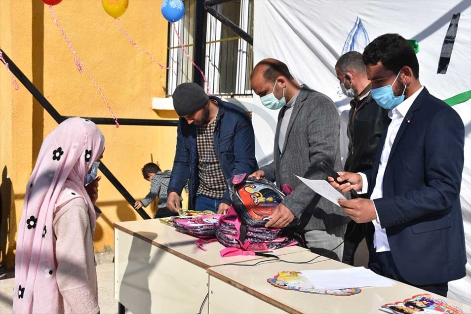 تسلم طلاب المدارس في منطقة "نبع الس