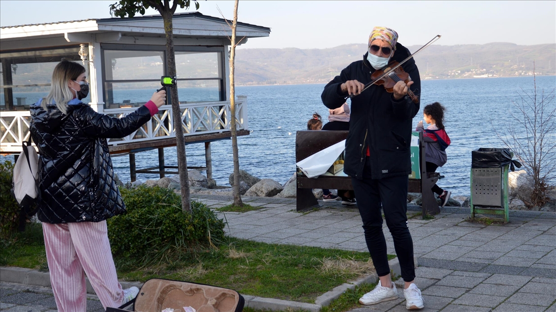 Kısıtlamadan muaf olan turistler Sapanca'da güzel havanın tadını çıkardı