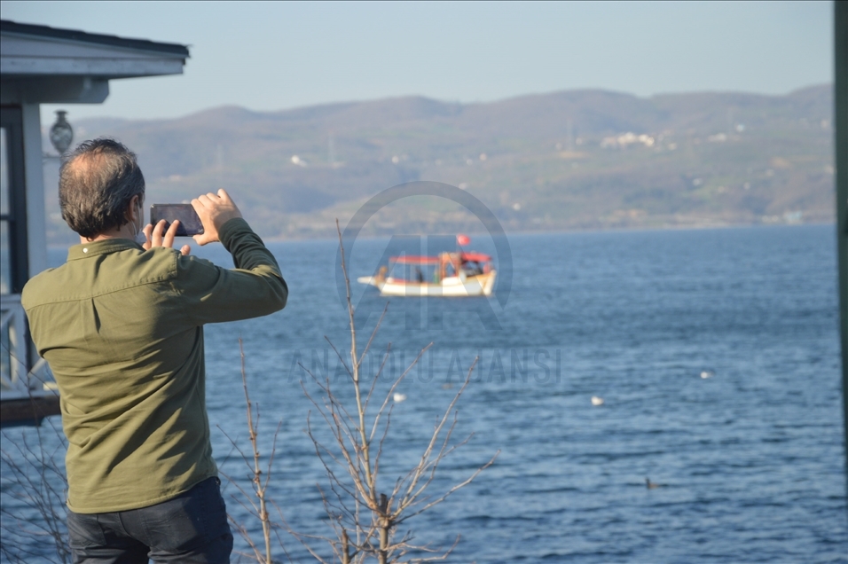 Kısıtlamadan muaf olan turistler Sapanca'da güzel havanın tadını çıkardı
