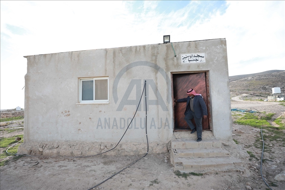 الضفة الفلسطينية.. النساء يفقدن "الأجنّة" ويلدن على "التراكتور"