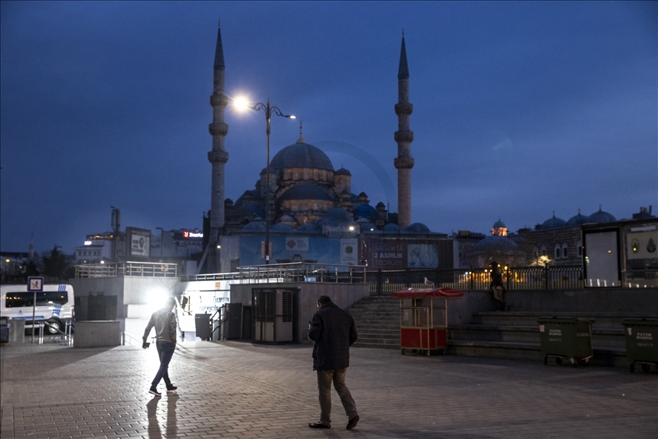 Jam malam akhir pekan di Istanbul, Turki