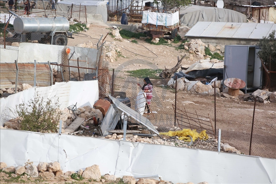 الضفة الفلسطينية.. النساء يفقدن "الأجنّة" ويلدن على "التراكتور"