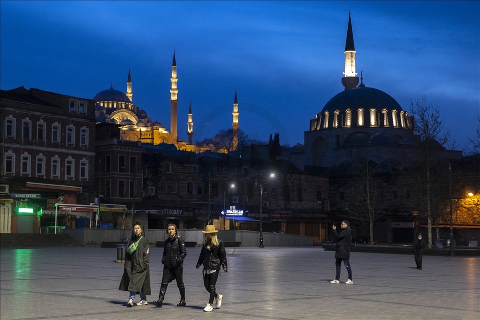 Jam malam akhir pekan di Istanbul, Turki