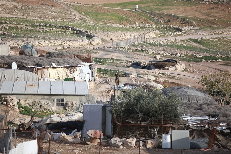 الضفة الفلسطينية.. النساء يفقدن "الأجنّة" ويلدن على "التراكتور"