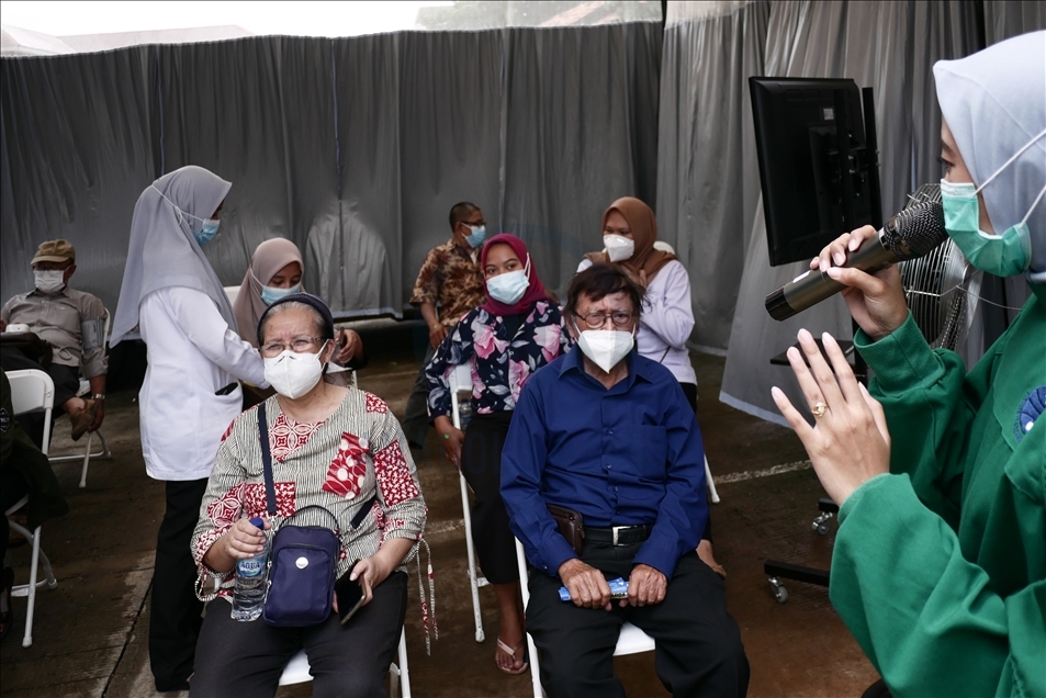 Vaksinasi Covid-19 untuk tenaga kesehatan lanjut usia