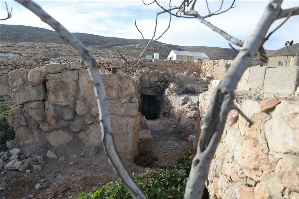 الضفة الفلسطينية.. النساء يفقدن "الأجنّة" ويلدن على "التراكتور"