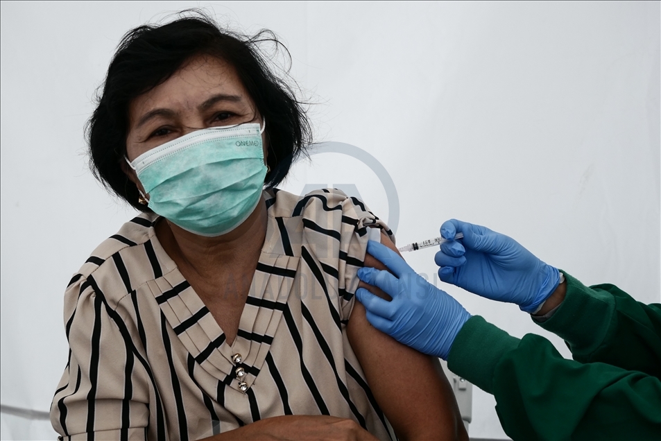 Vaksinasi Covid-19 untuk tenaga kesehatan lanjut usia