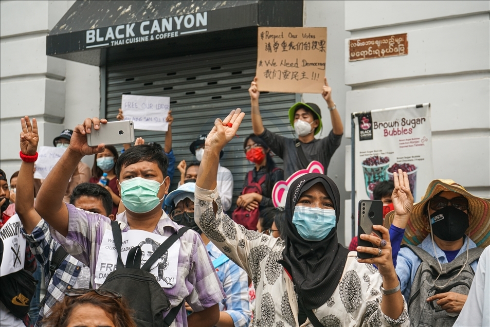 Ribuan warga tolak kudeta militer Myanmar