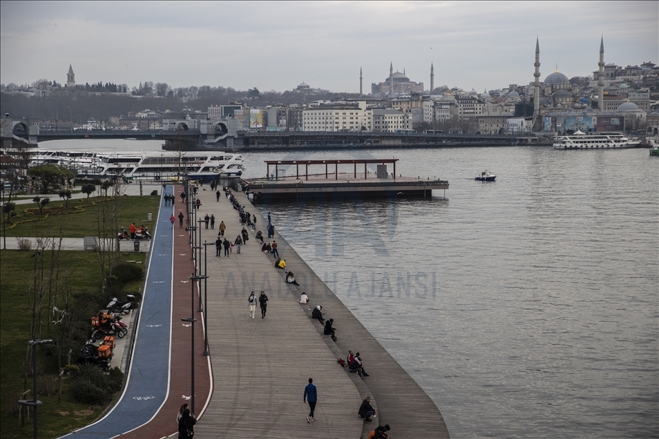 Jam malam akhir pekan di Istanbul, Turki