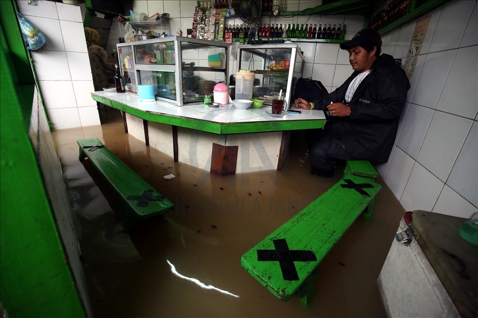 Akibat hujan deras semalaman banjir melanda Jakarta