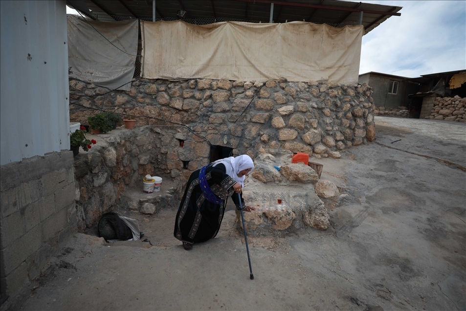 الضفة الفلسطينية.. النساء يفقدن "الأجنّة" ويلدن على "التراكتور"