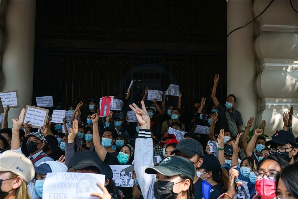 Ribuan warga tolak kudeta militer Myanmar