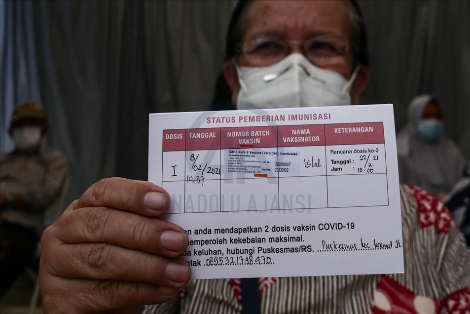 Vaksinasi Covid-19 untuk tenaga kesehatan lanjut usia
