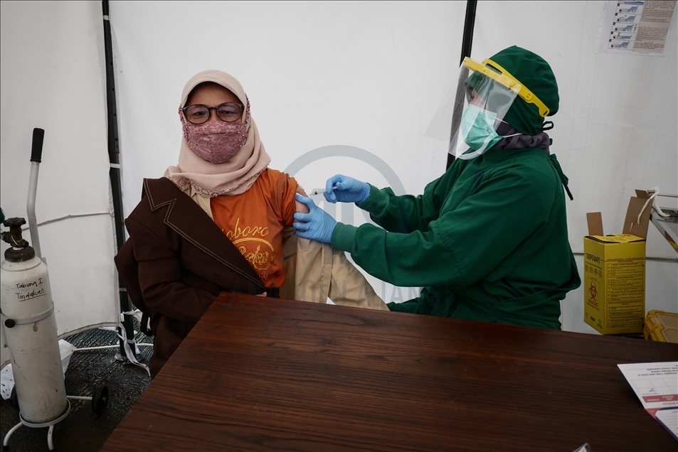 Vaksinasi Covid-19 untuk tenaga kesehatan lanjut usia