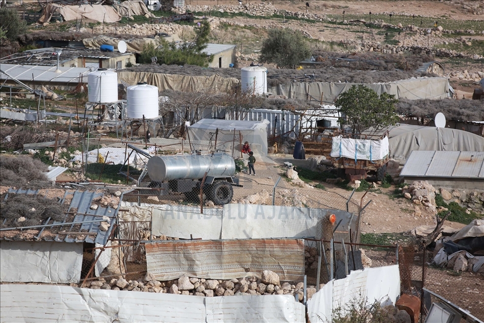 الضفة الفلسطينية.. النساء يفقدن "الأجنّة" ويلدن على "التراكتور"