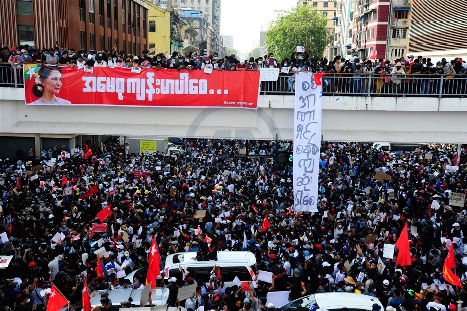 Por tercer día consecutivo continúan las manifestaciones contra el golpe de Estado en Myanmar