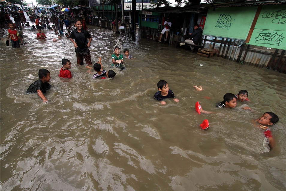 Akibat hujan deras semalaman banjir melanda Jakarta
