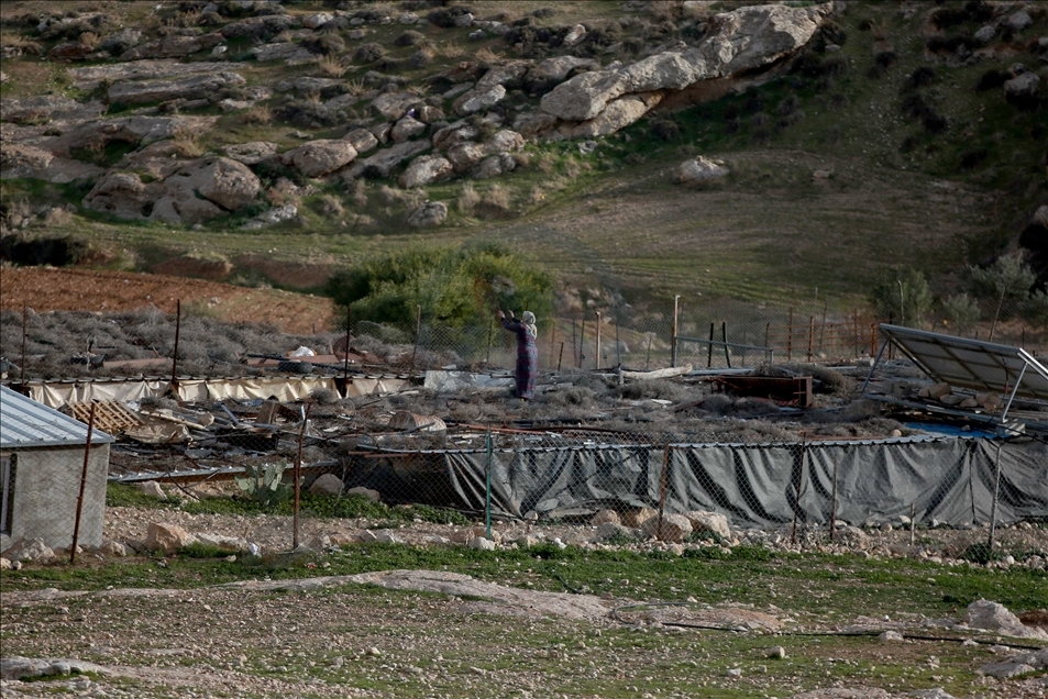 الضفة الفلسطينية.. النساء يفقدن "الأجنّة" ويلدن على "التراكتور"