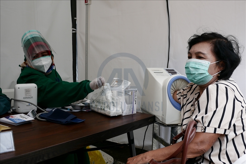 Vaksinasi Covid-19 untuk tenaga kesehatan lanjut usia