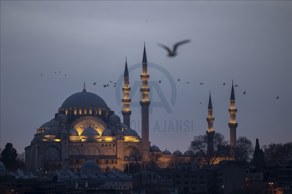 Jam malam akhir pekan di Istanbul, Turki