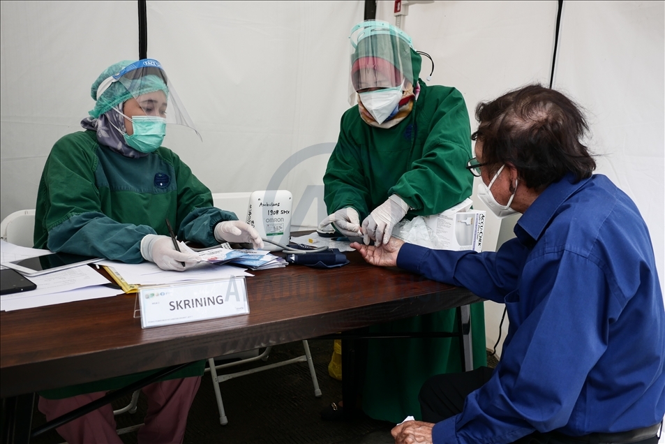 Vaksinasi Covid-19 untuk tenaga kesehatan lanjut usia