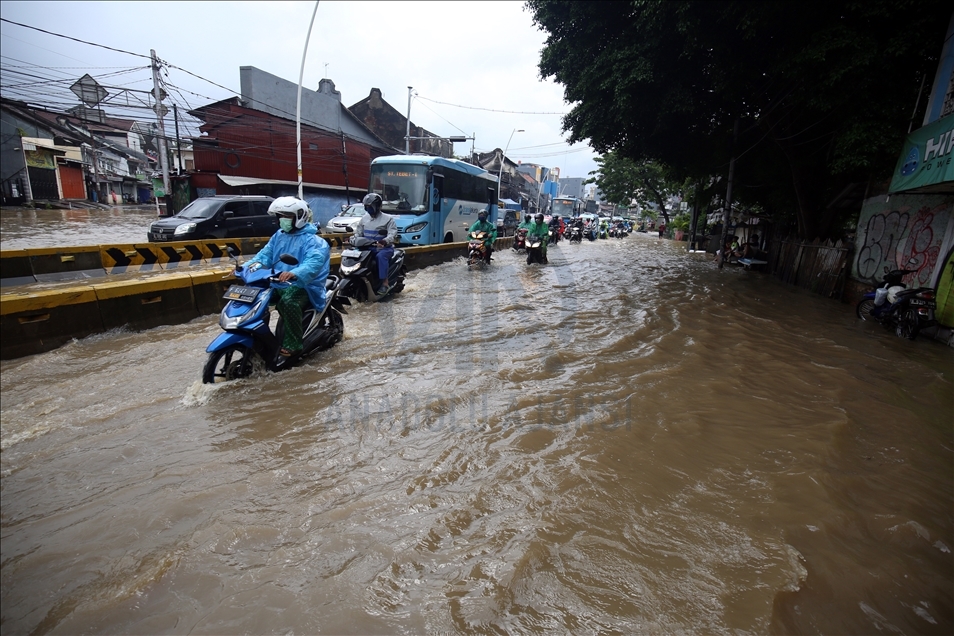 Akibat hujan deras semalaman banjir melanda Jakarta