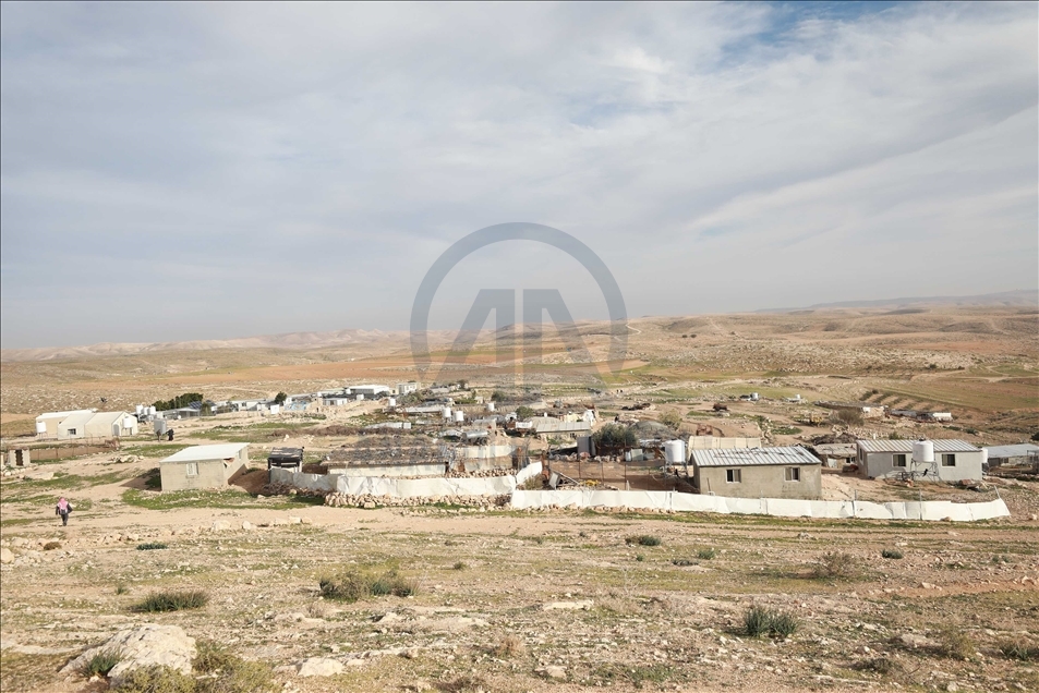 الضفة الفلسطينية.. النساء يفقدن "الأجنّة" ويلدن على "التراكتور"