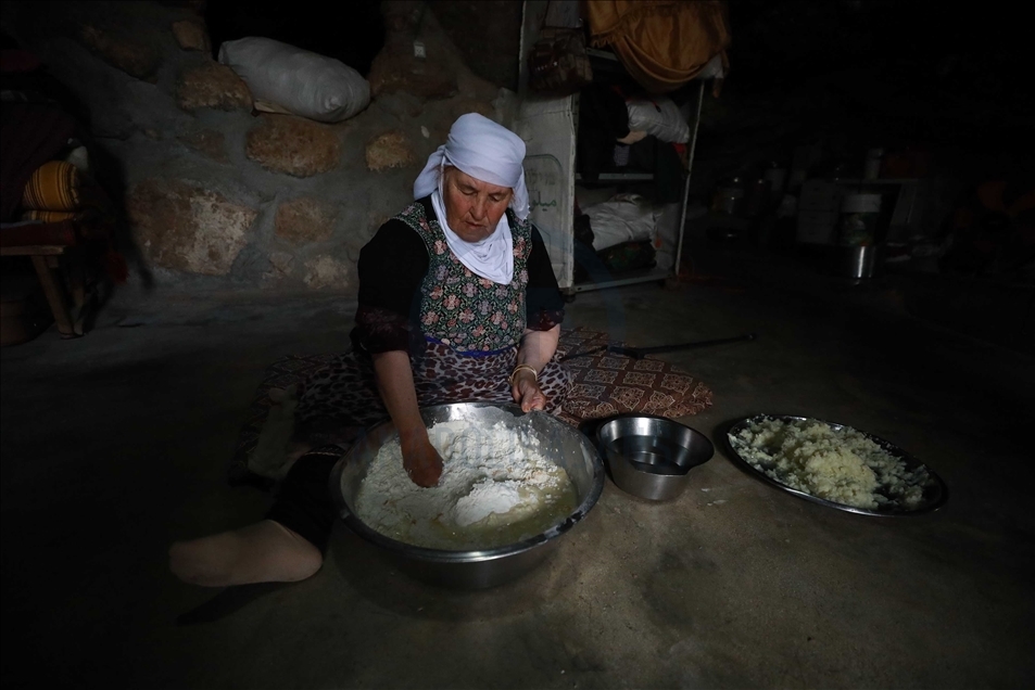 الضفة الفلسطينية.. النساء يفقدن "الأجنّة" ويلدن على "التراكتور"