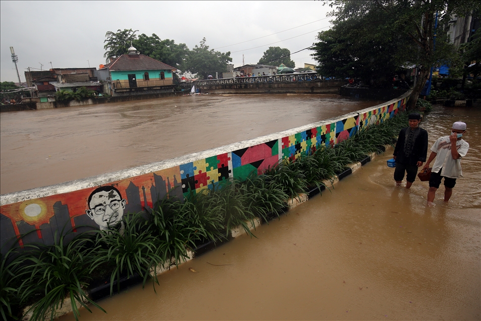 Akibat hujan deras semalaman banjir melanda Jakarta