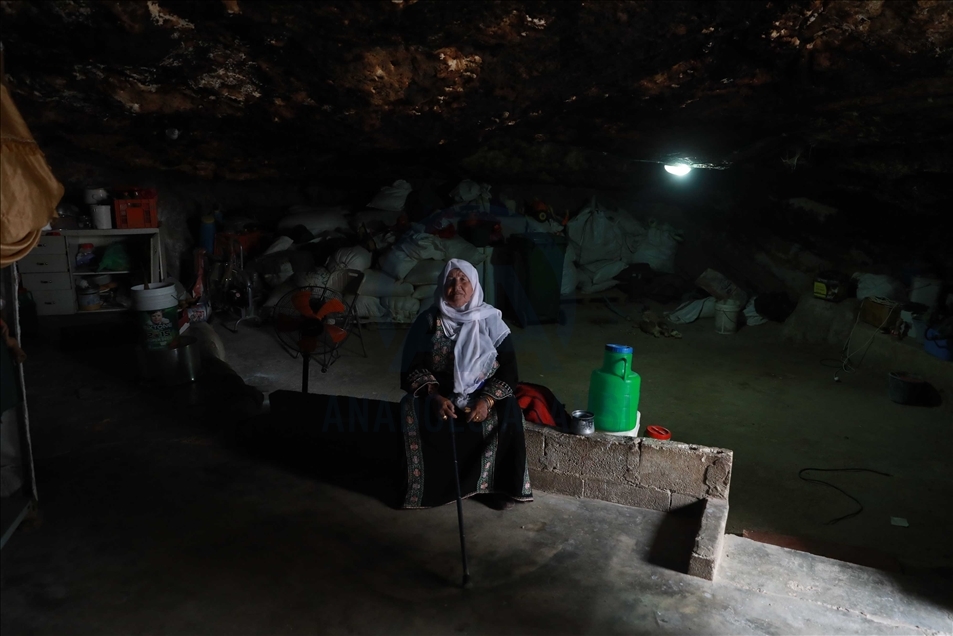 الضفة الفلسطينية.. النساء يفقدن "الأجنّة" ويلدن على "التراكتور"